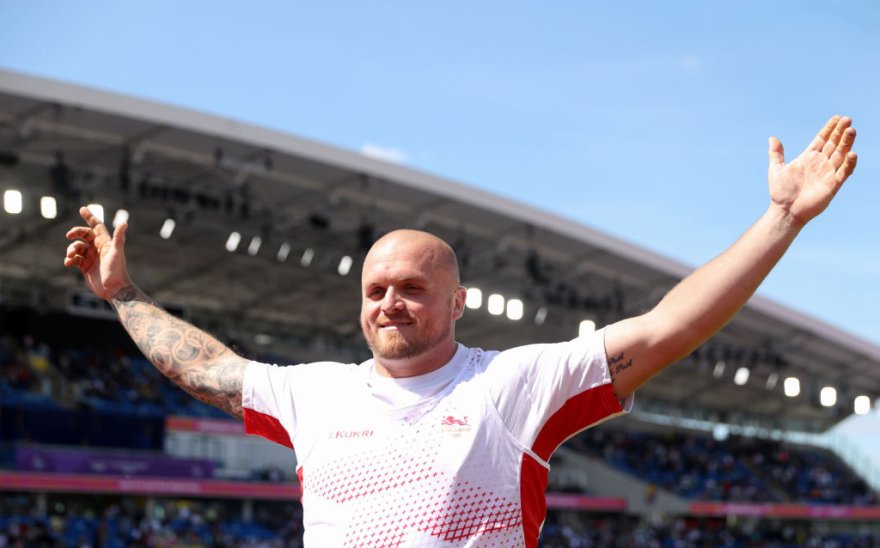 Miller recovers to defend hammer title