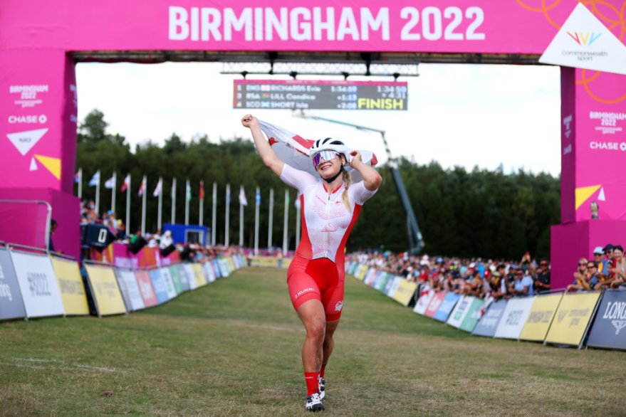 Richards banishes bad luck to become a champion