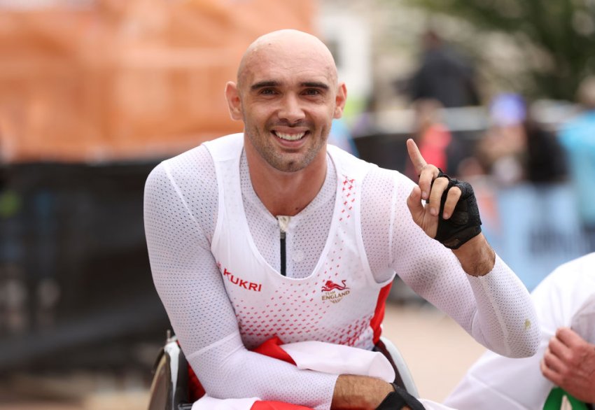 Smith rips up script to win gold after Weir suffers puncture